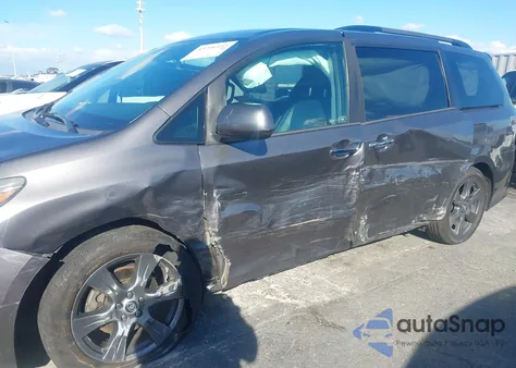 2018 Toyota Sienna Se 8 Passenger z USA, uszkodzony, nr VIN 5TDXZ3DC1JS942275